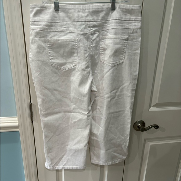 Ruby Rd. White size 16 pull on Capris - Picture 2 of 4
